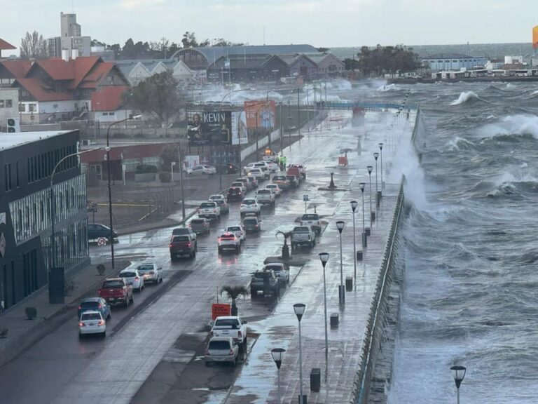 Avenida Ducós cortada por marejada en Comodoro Rivadavia