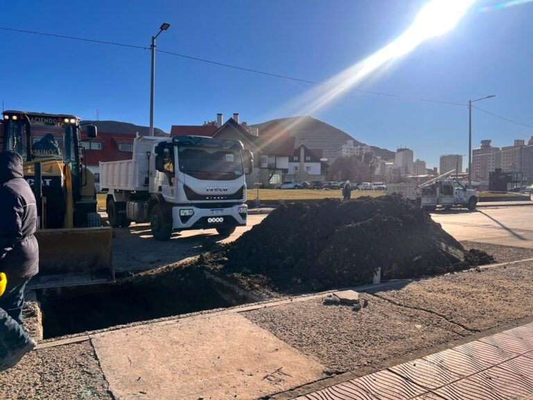 Corte de tránsito en avenida Ducós al 400 de Comodoro Rivadavia por reparación de tubería de agua