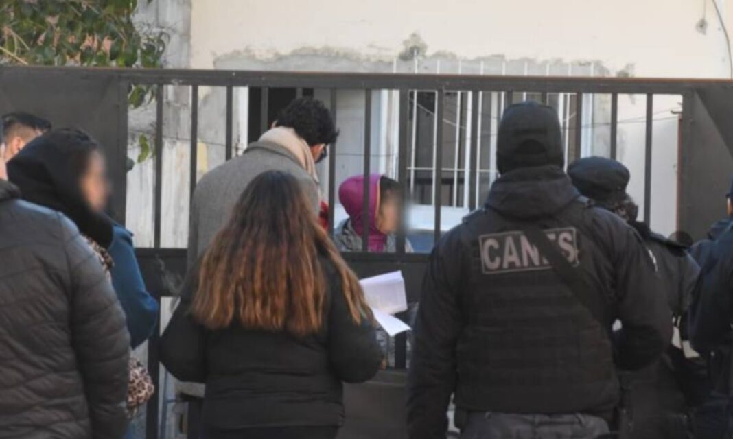 Operativo de desalojo en vivienda de Trelew