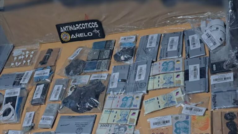 Allanamiento policial con droga y dinero secuestrados en operativo contra el narcomenudeo en Neuquén