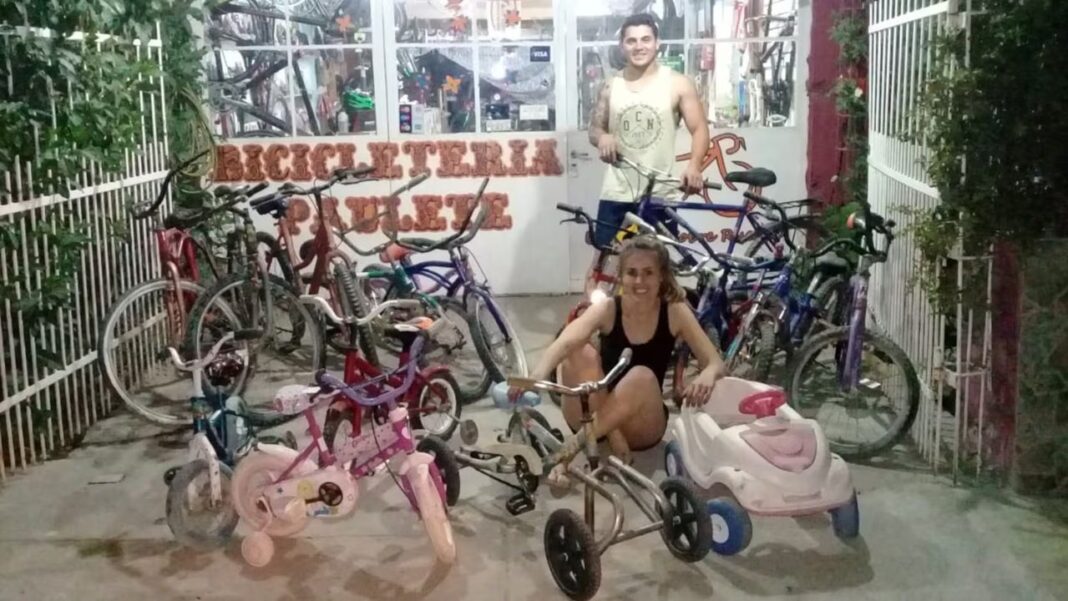 Diego Paulete junto a bicicletas recicladas en su garage en Ingeniero Huergo