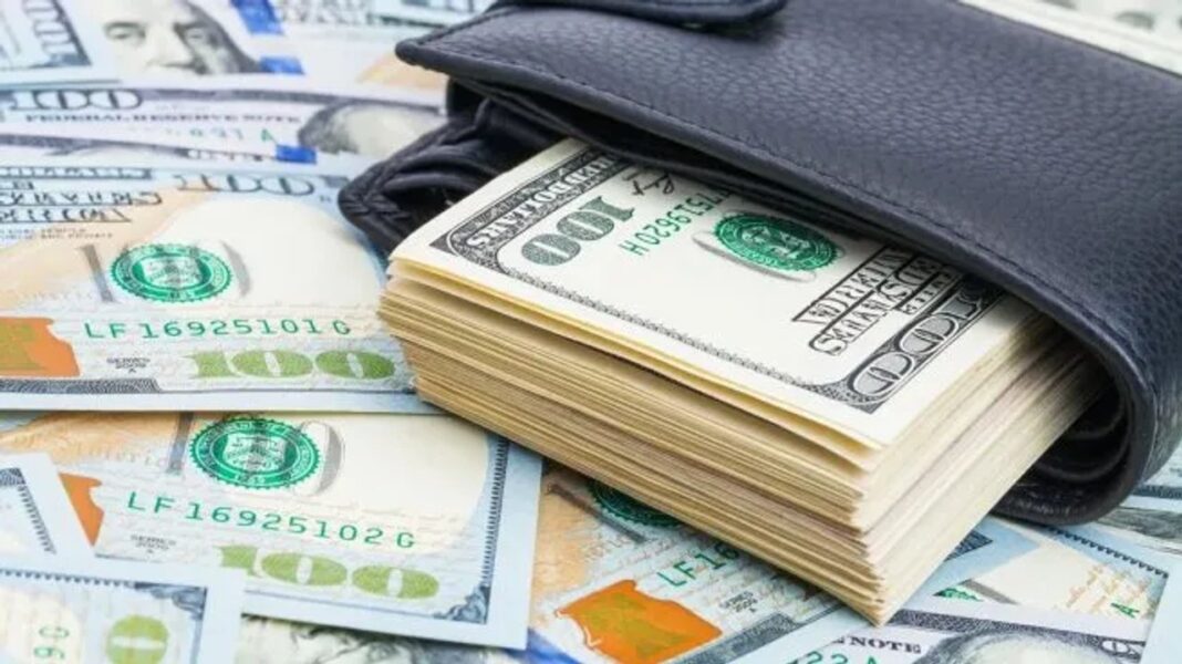Billetes de dólar estadounidense sobre una mesa