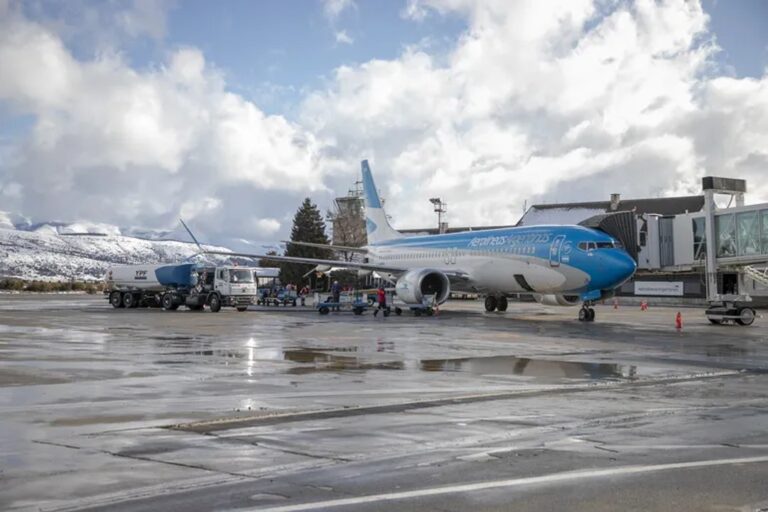 Operativo de seguridad en el aeropuerto de Bariloche por valijas abandonadas