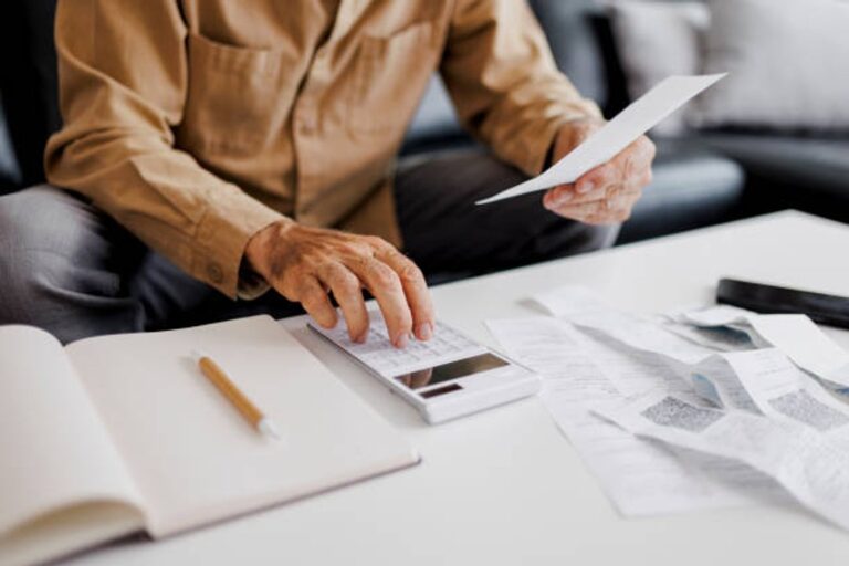 Documentos legales y calculadora sobre embargos salariales