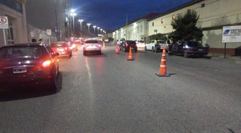 Cono de señalización vial sobre calle nevada en Comodoro Rivadavia