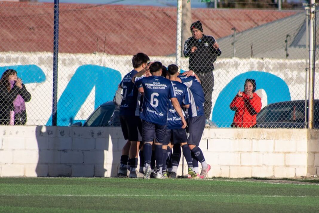 Partido de fútbol entre Ferrocarril del Estado y Deportivo Roca en La Nueva Salitrera