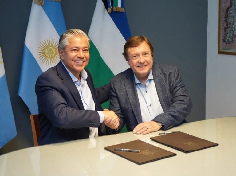 Gobernadores Figueroa y Weretilneck firmando convenio de capacitación contra incendios forestales