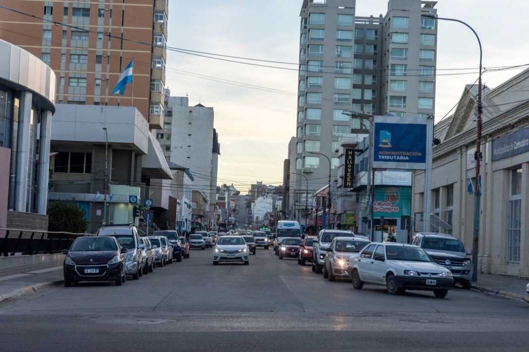 Fachada de supermercado La Anónima en Comodoro Rivadavia con cartel de horario especial por la final del Mundial
