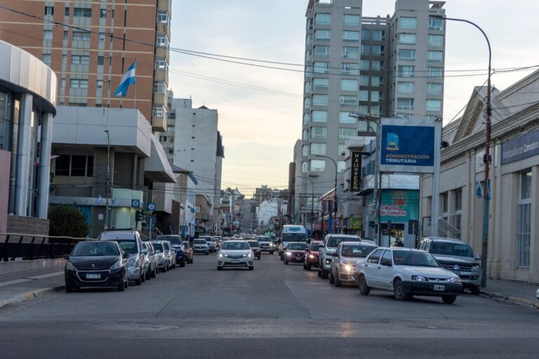 Fachada de supermercado La Anónima en Comodoro Rivadavia con cartel de horario especial por la final del Mundial