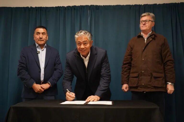 Firma de convenios entre el gobernador y los municipios de Cutral Co y Plaza Huincul