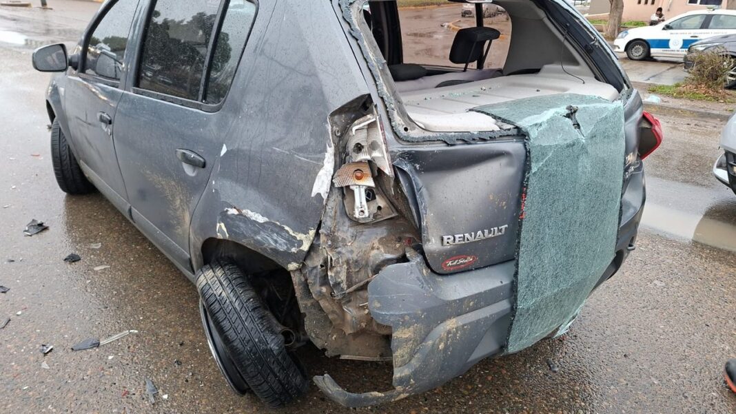 Choque entre un Renault Sandero y una Toyota Hilux en Comodoro Rivadavia