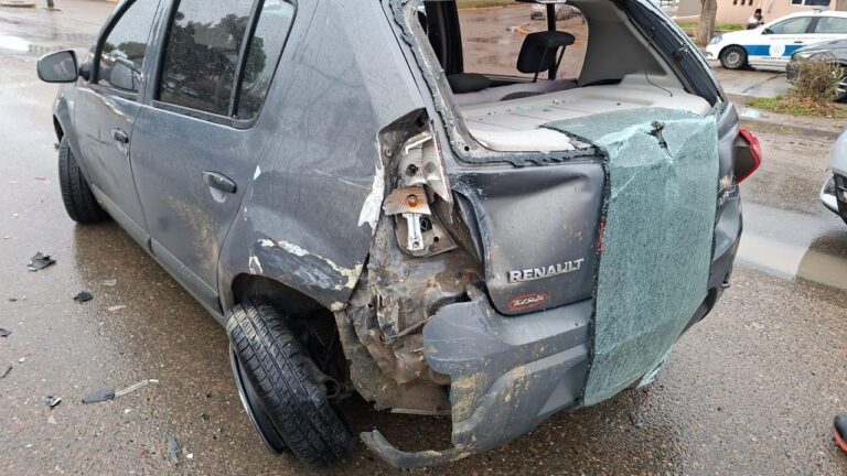 Choque entre un Renault Sandero y una Toyota Hilux en Comodoro Rivadavia