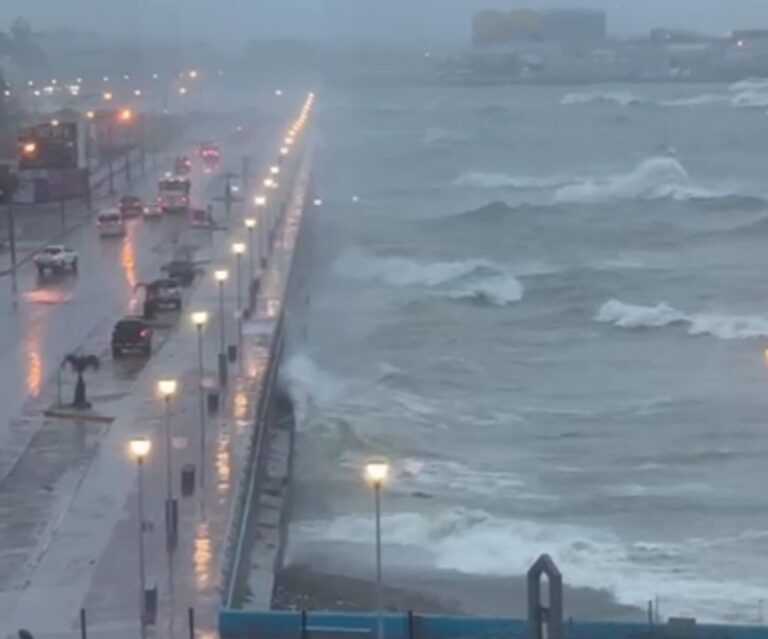 Olas impactando contra el muro de contención del paseo costero de Comodoro Rivadavia durante una marejada