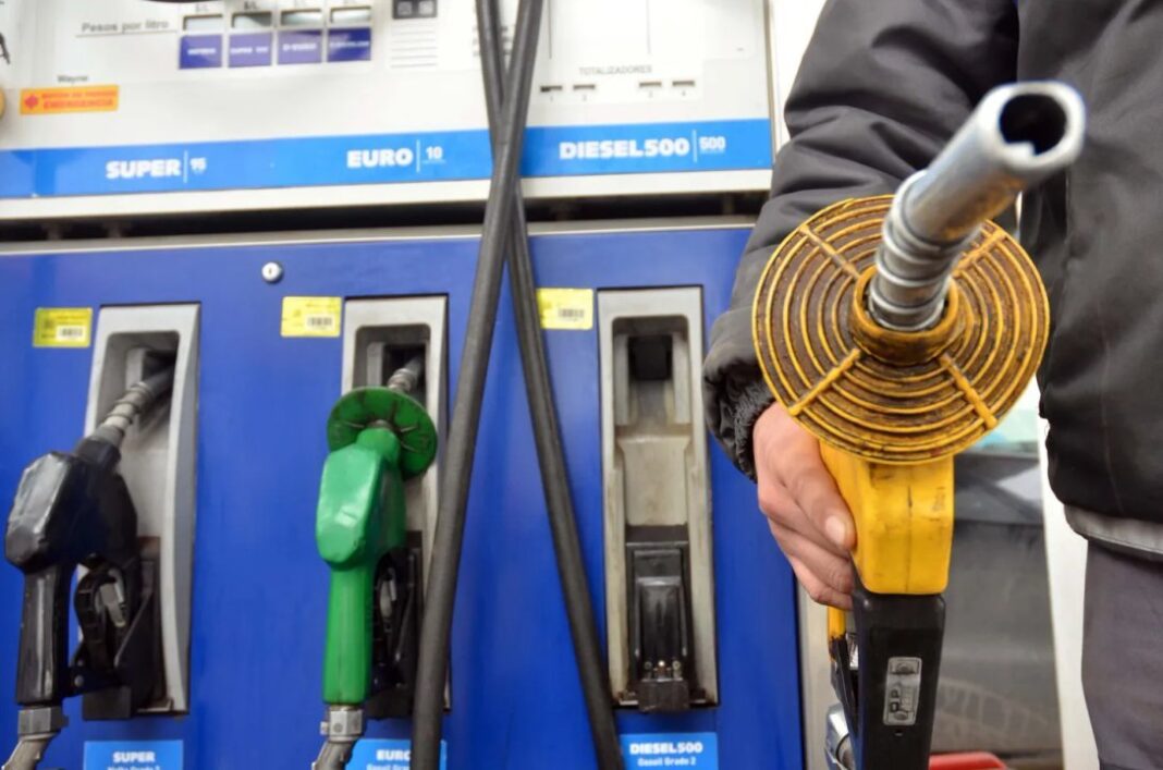 Surtidor de nafta y gasoil en una estación de servicio
