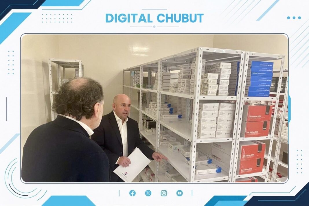 Gustavo Sastre durante la recorrida por la fábrica de Prima Implantes S.A.