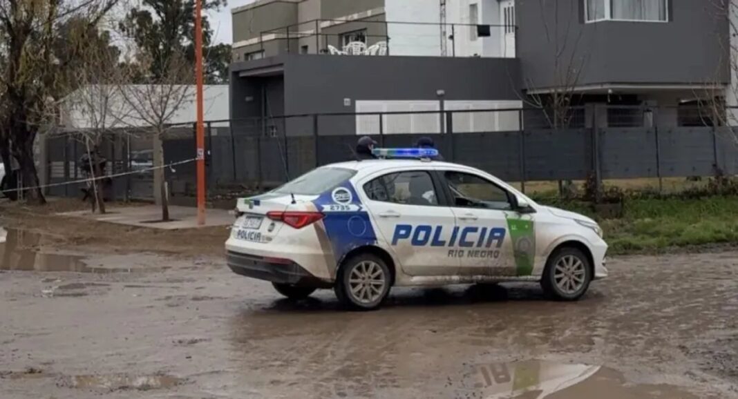 Auto abandonado en la colectora de la Ruta Nacional 22 en Fernández Oro