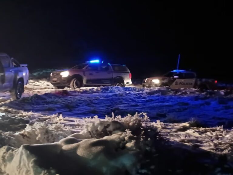 Camioneta cubierta de nieve en Santa Cruz durante el rescate