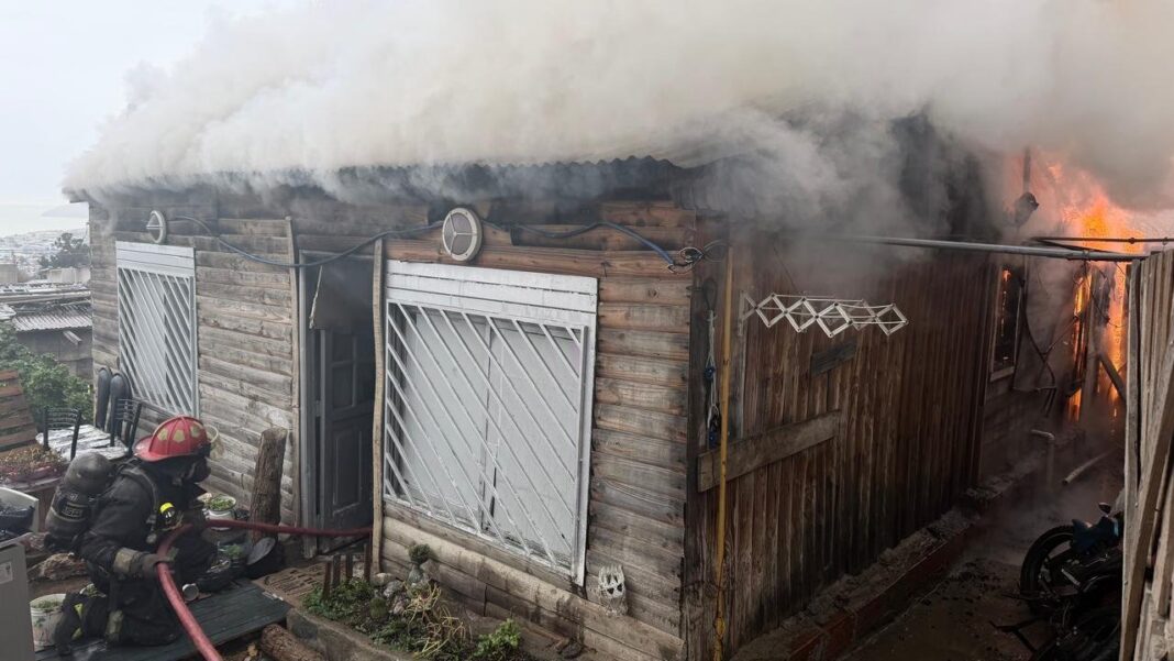 Incendio en vivienda de chapa en el barrio Jorge Newbery de Comodoro Rivadavia
