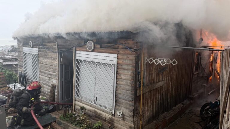 Incendio en vivienda de chapa en el barrio Jorge Newbery de Comodoro Rivadavia