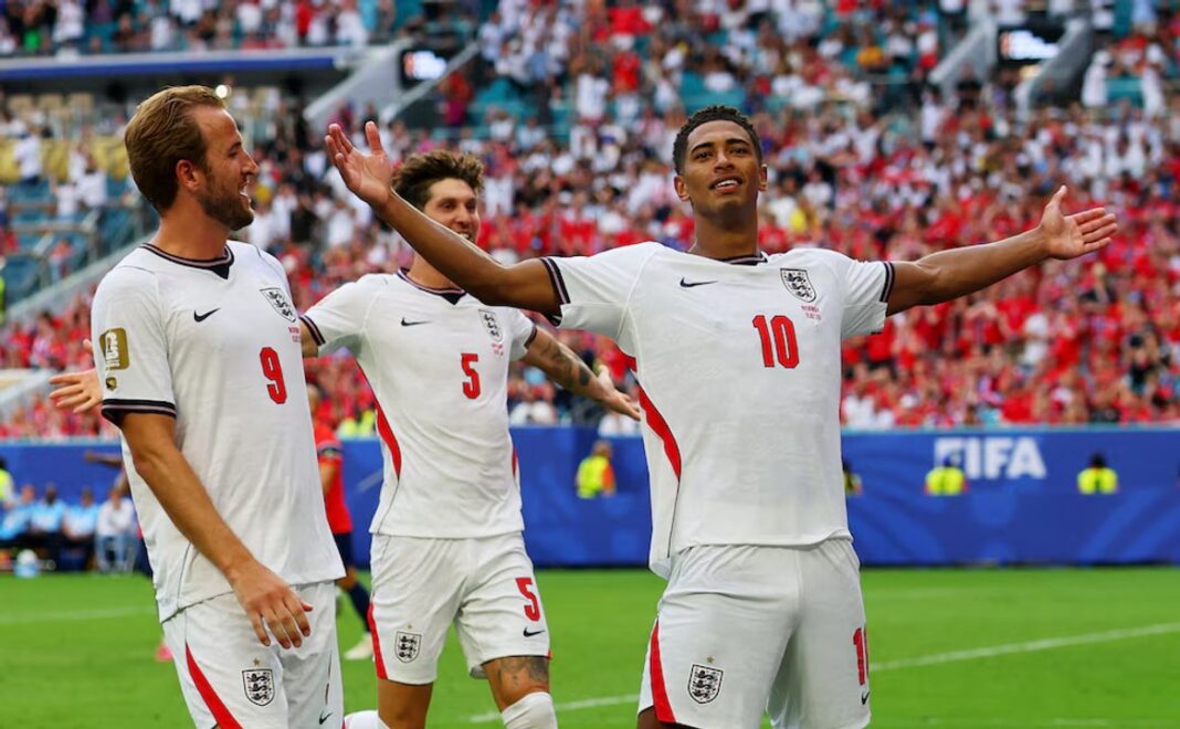 Jude Bellingham celebrando un gol con la camiseta de Inglaterra en el Hard Rock Stadium de Miami