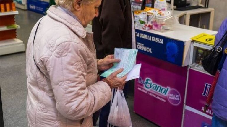 Adultos mayores en un centro de jubilados en Chubut