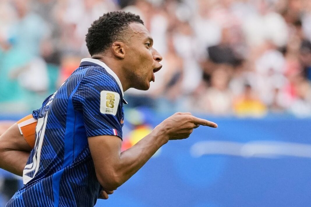 Kylian Mbappé sosteniendo la Bota de Oro del Mundial 2026
