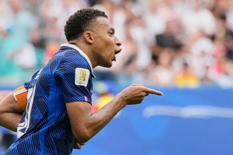 Kylian Mbappé sosteniendo la Bota de Oro del Mundial 2026
