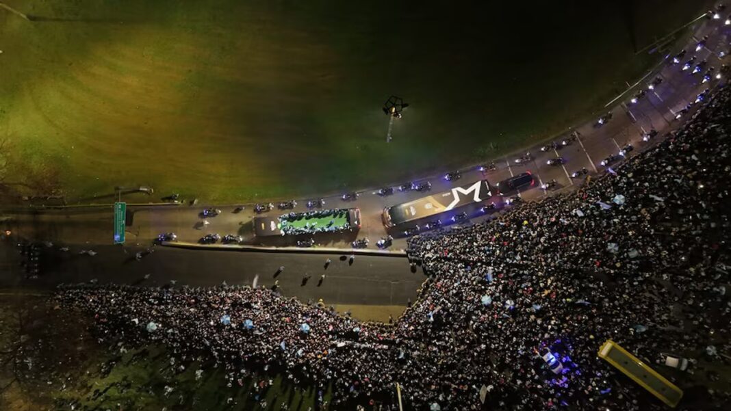 Delegación de la Selección argentina descender del avión en Ezeiza tras el Mundial 2026