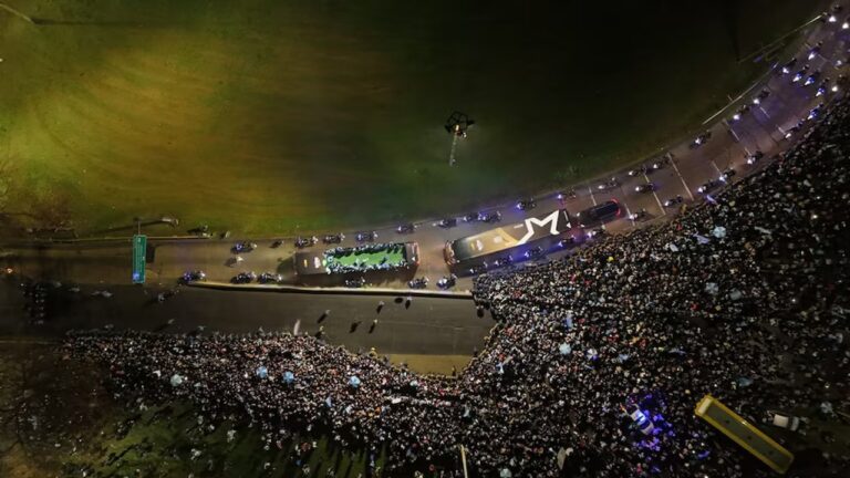 Delegación de la Selección argentina descender del avión en Ezeiza tras el Mundial 2026