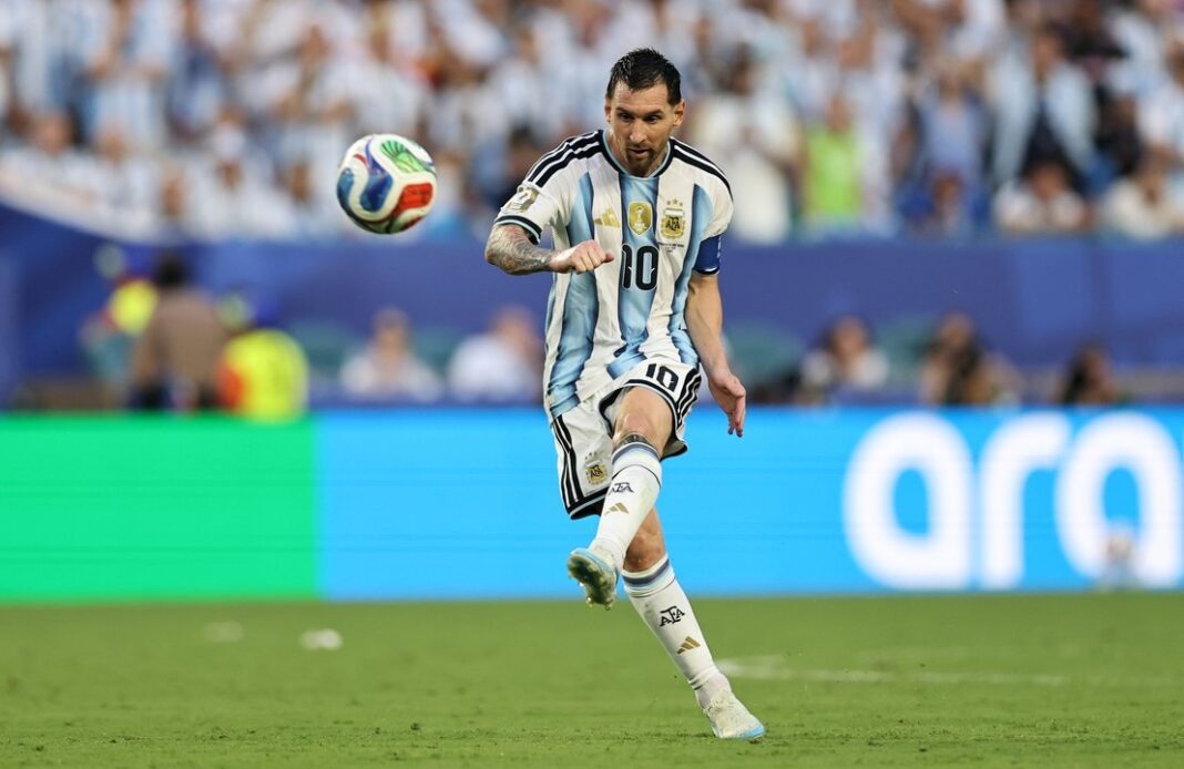 Lionel Messi con un chichón en la cabeza tras el partido contra Cabo Verde