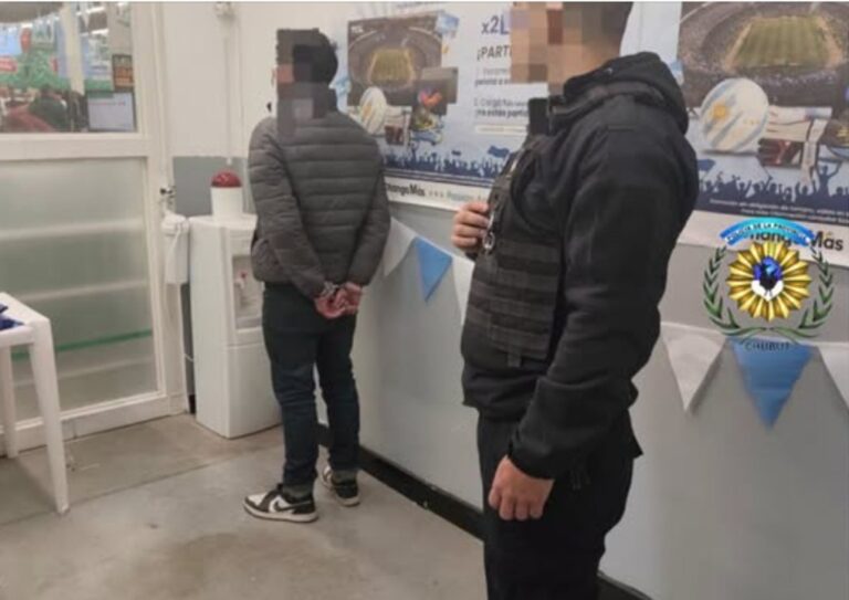 Policía del Chubut en procedimiento de detención en supermercado de Puerto Madryn