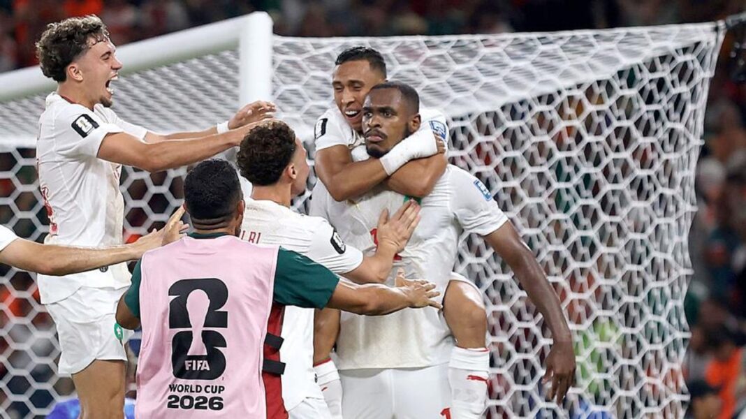 Arquero Yassine Bounou atajando un penal en el Mundial 2026