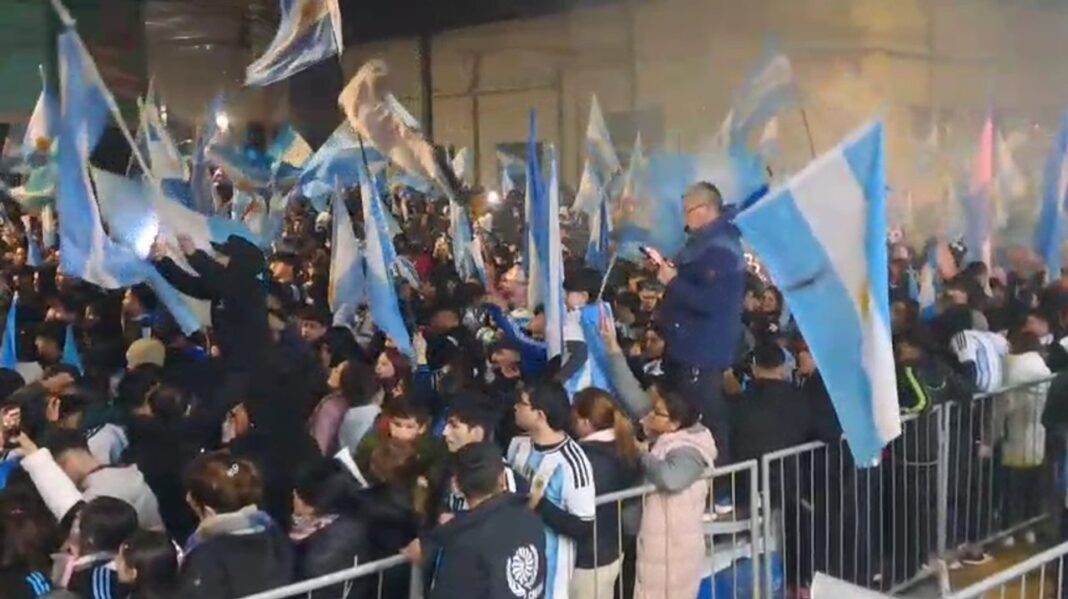 Festejos por clasificación de Argentina en Comodoro Rivadavia con presencia policial