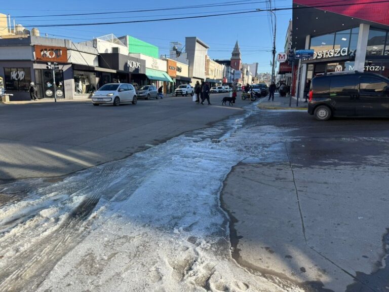 Vista de un termómetro marcando temperatura bajo cero en Comodoro Rivadavia