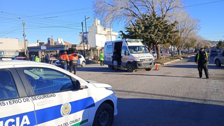 Escena de un choque entre moto y auto en Comodoro Rivadavia