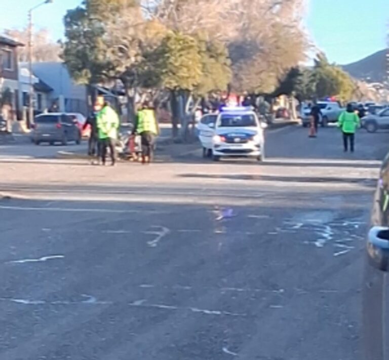 Ambulancia trasladando a motociclista accidentado en Comodoro Rivadavia