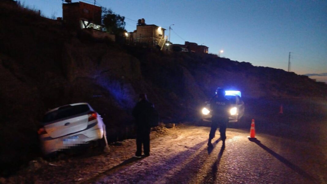 Vehículo Ford Ka despistado en banquina del camino Roque González