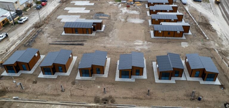 Reunión de trabajo entre funcionarios municipales y provinciales para la instalación de viviendas en Comodoro Rivadavia