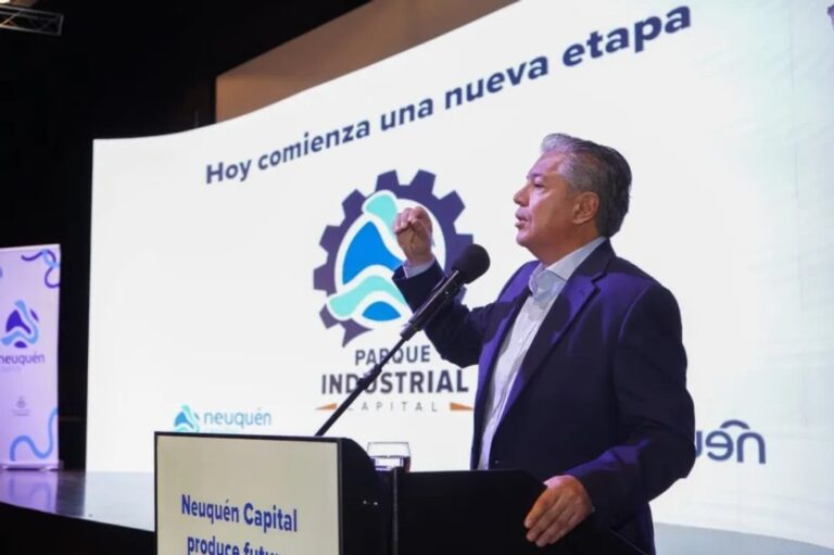 Vista del Parque Industrial Capital en Neuquén con carteles de empresas y maquinaria
