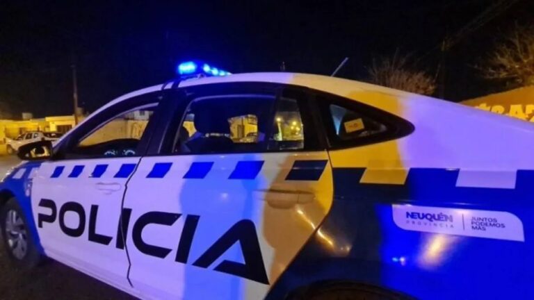 Operario junto a retroexcavadora en planta de residuos de Cutral Co tras hallazgo de huesos