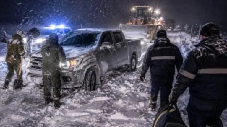 Camioneta atrapada en la nieve durante rescate en Santa Cruz