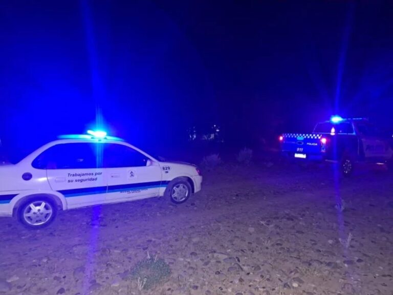 Policía en la vereda frente a un municipio