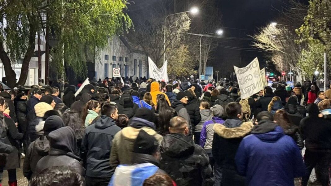 Policías de Santa Cruz en protesta con carteles