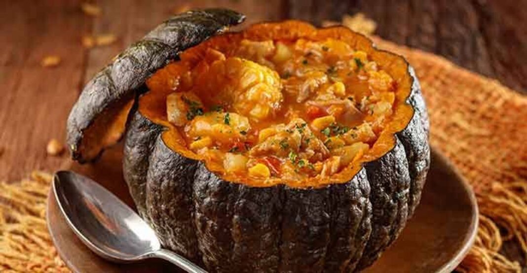 Carbonada de pollo servida en un plato hondo