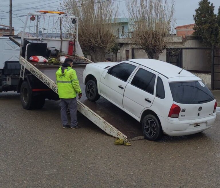 Allanamiento policial en Comodoro Rivadavia con recuperación de vehículo y armas