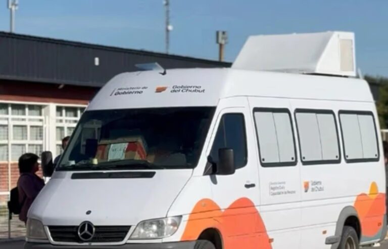 Unidad móvil del Registro Civil de Chubut estacionada en una calle