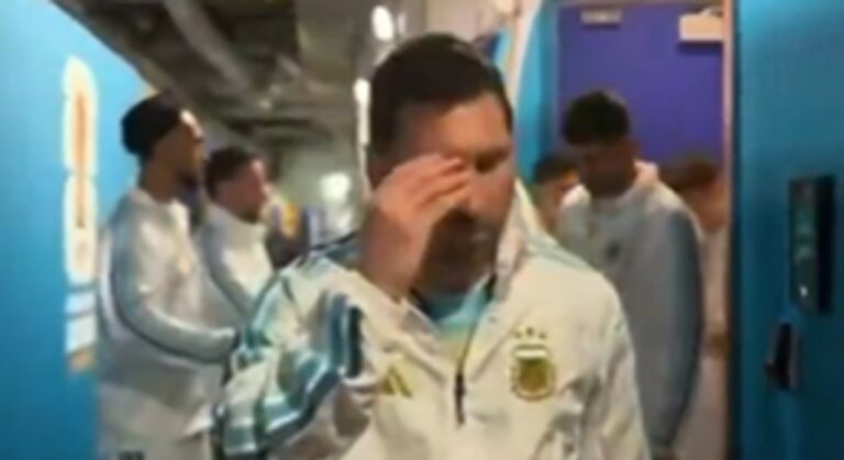 Jugadores de la selección argentina saliendo del vestuario hacia el campo de juego