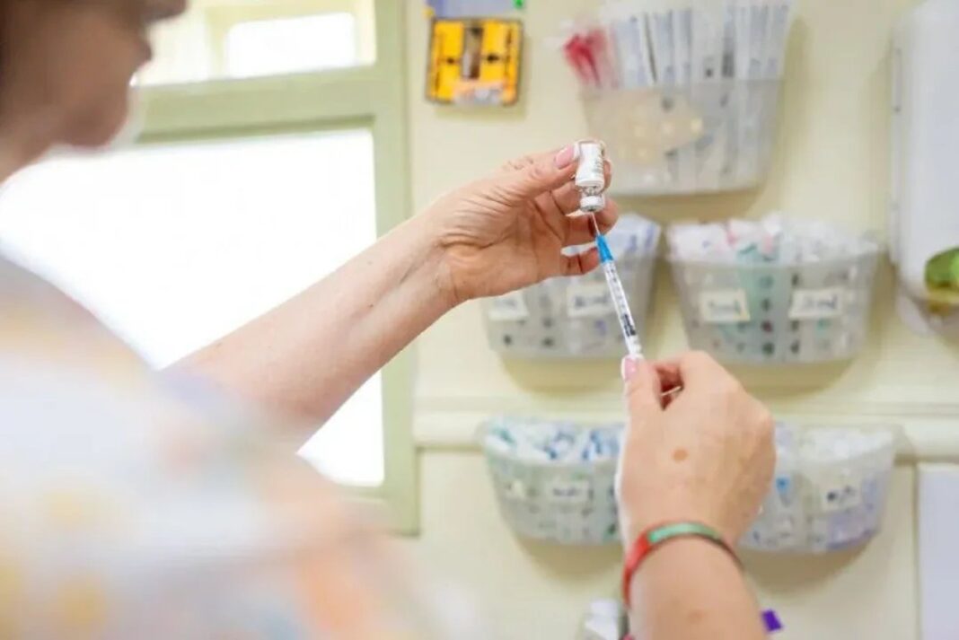 Persona colocándose barbijo en un consultorio médico