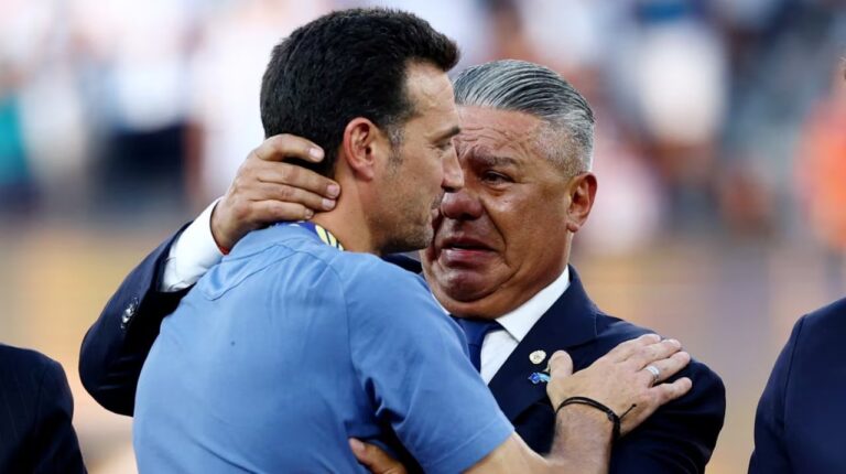 Lionel Scaloni en la puerta del predio de la AFA en Ezeiza