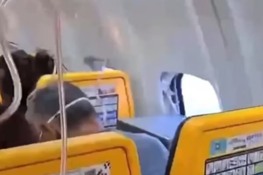 Avión Boeing 737 de Ryanair en pista de aterrizaje